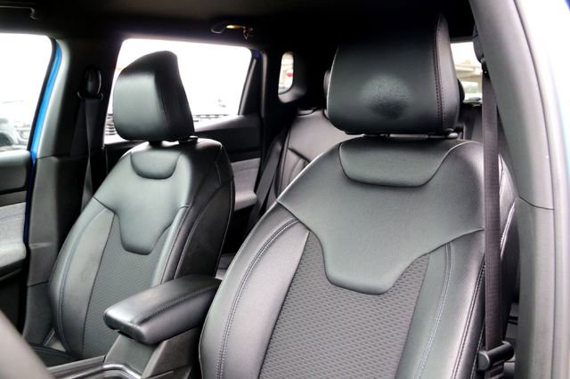 Used 2025 Jeep Compass Latitude image 11