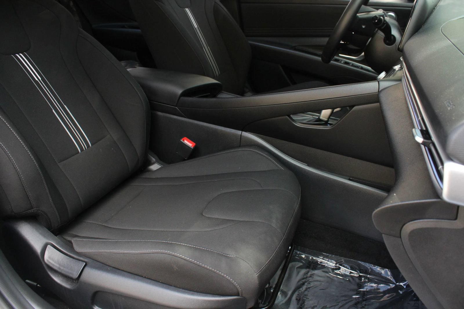 Used 2025 Hyundai Elantra SEL FWD image 28