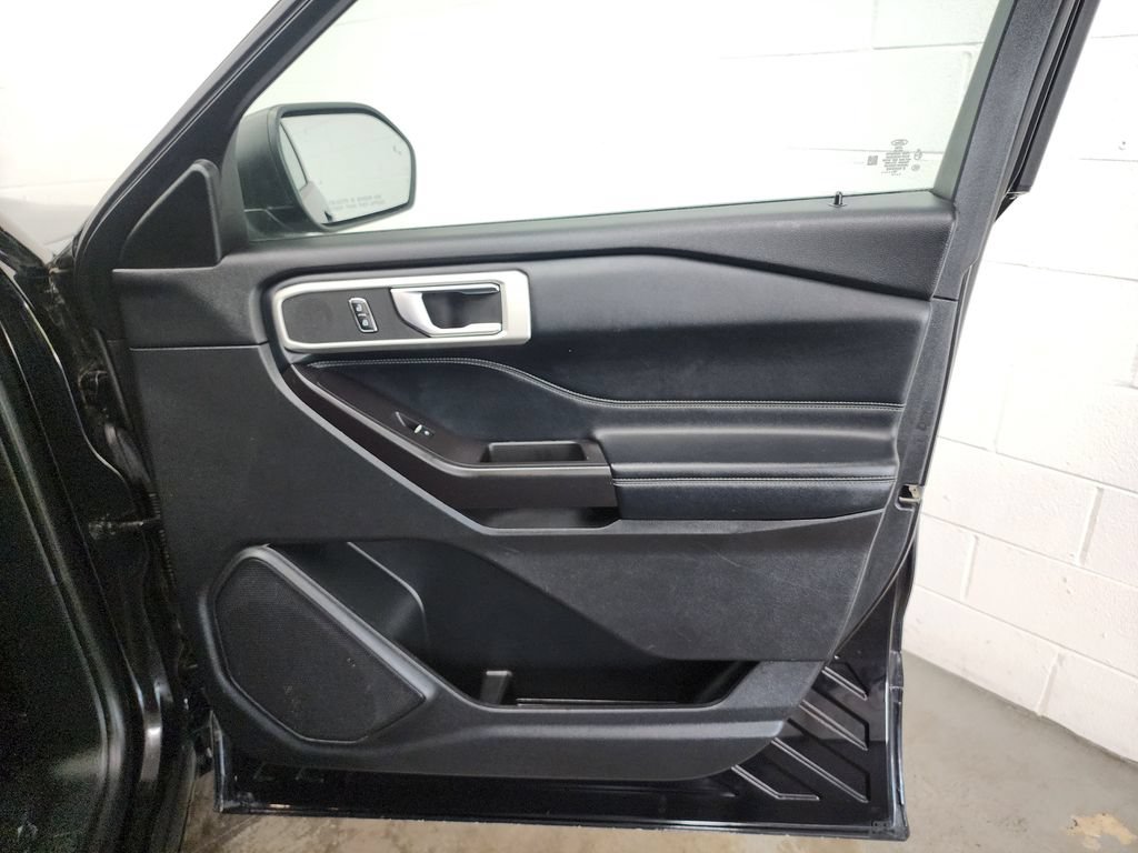 Used 2020 Ford Explorer XLT w/ Equipment Group 202A AWD/4WD image 32