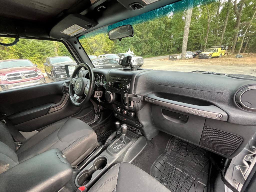 Used 2016 Jeep Wrangler Unlimited Sport w/ Connectivity Group AWD/4WD image 31