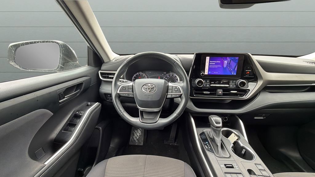 Used 2023 Toyota Highlander LE AWD/4WD image 13