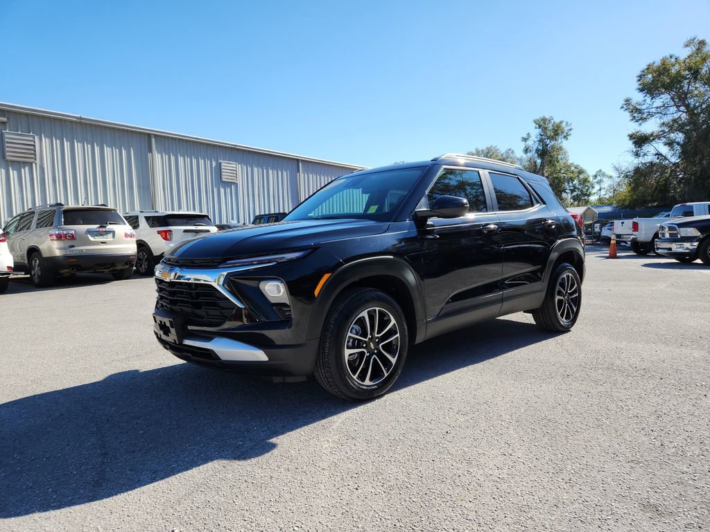 Used 2025 Chevrolet TrailBlazer LT image 2