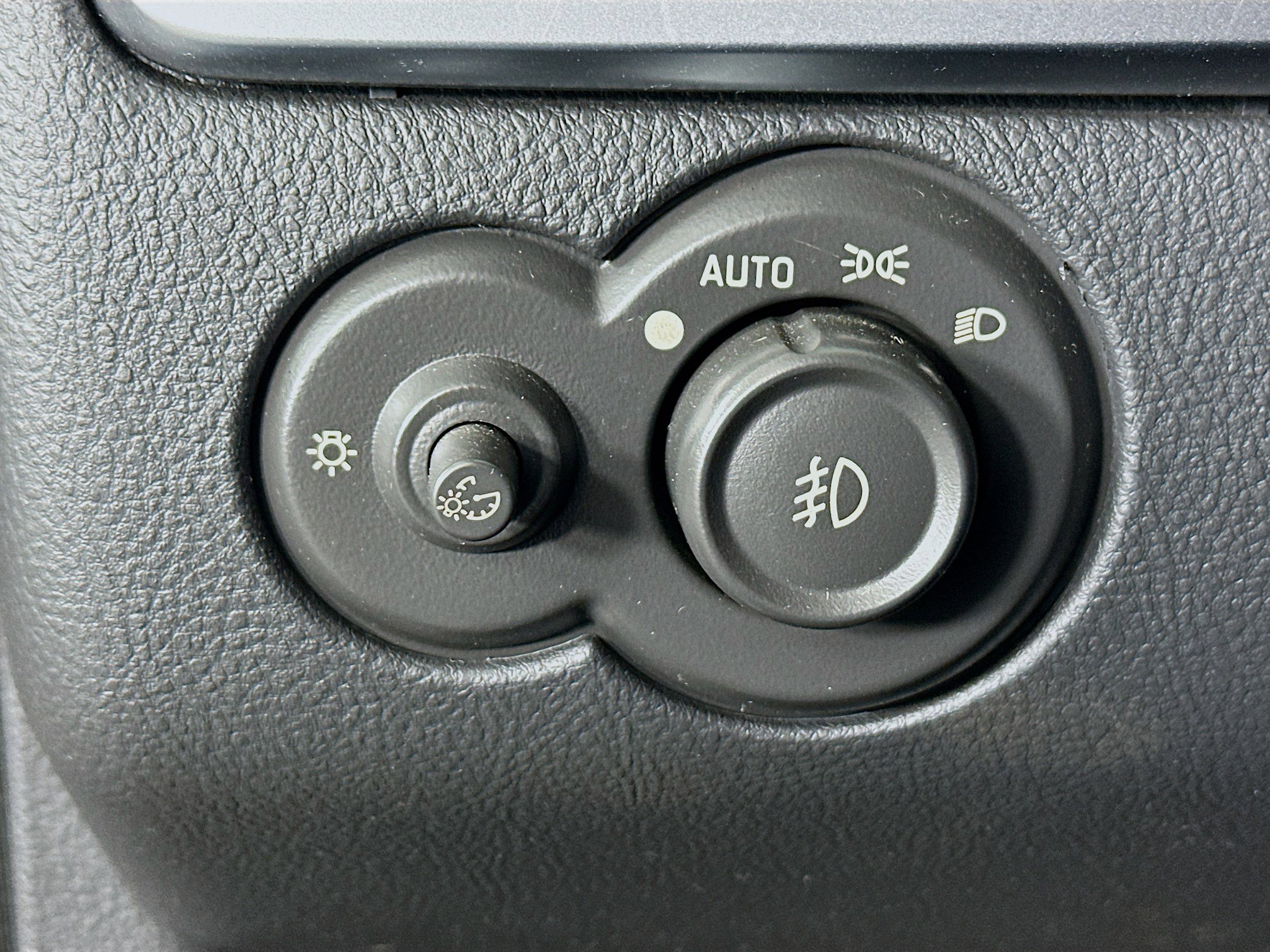 Used 2004 Chevrolet SSR w/ Preferred Equipment Group RWD image 16