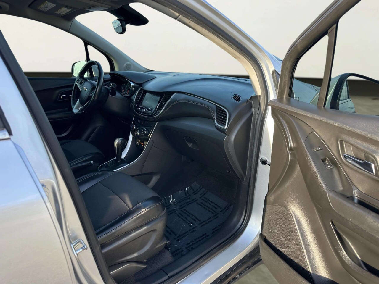 Used 2019 Chevrolet Trax LT w/ LT Convenience Package FWD image 19