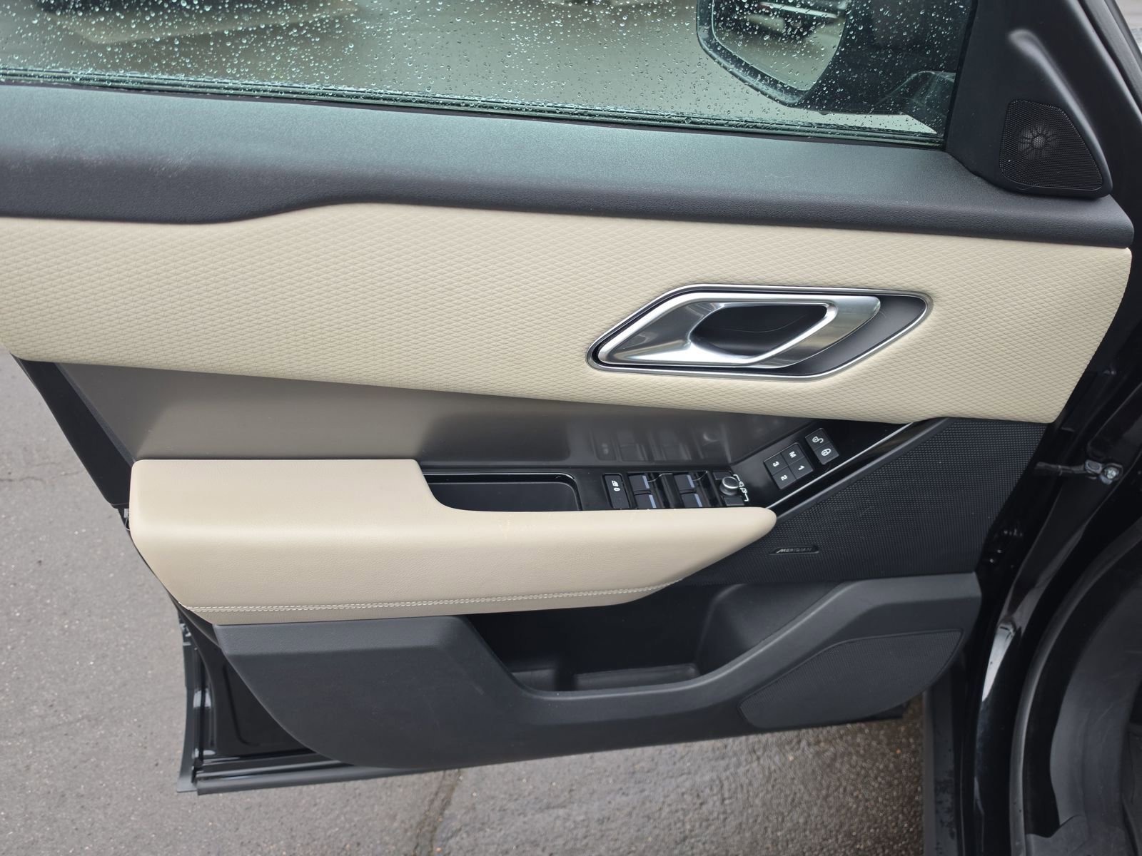 Used 2018 Land Rover Range Rover Velar S image 12