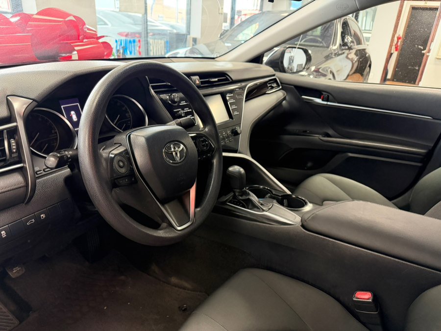 Used 2018 Toyota Camry LE FWD image 29