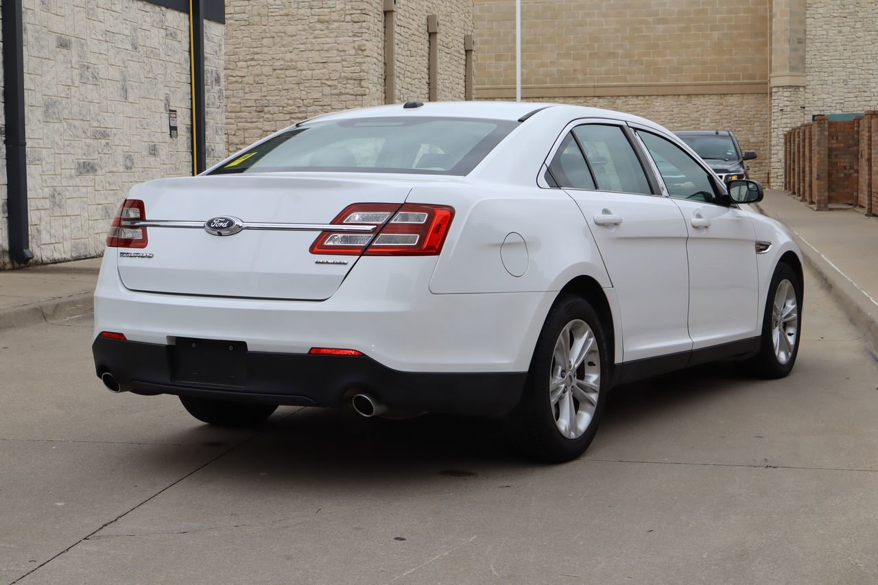 Used 2018 Ford Taurus SE FWD image 3