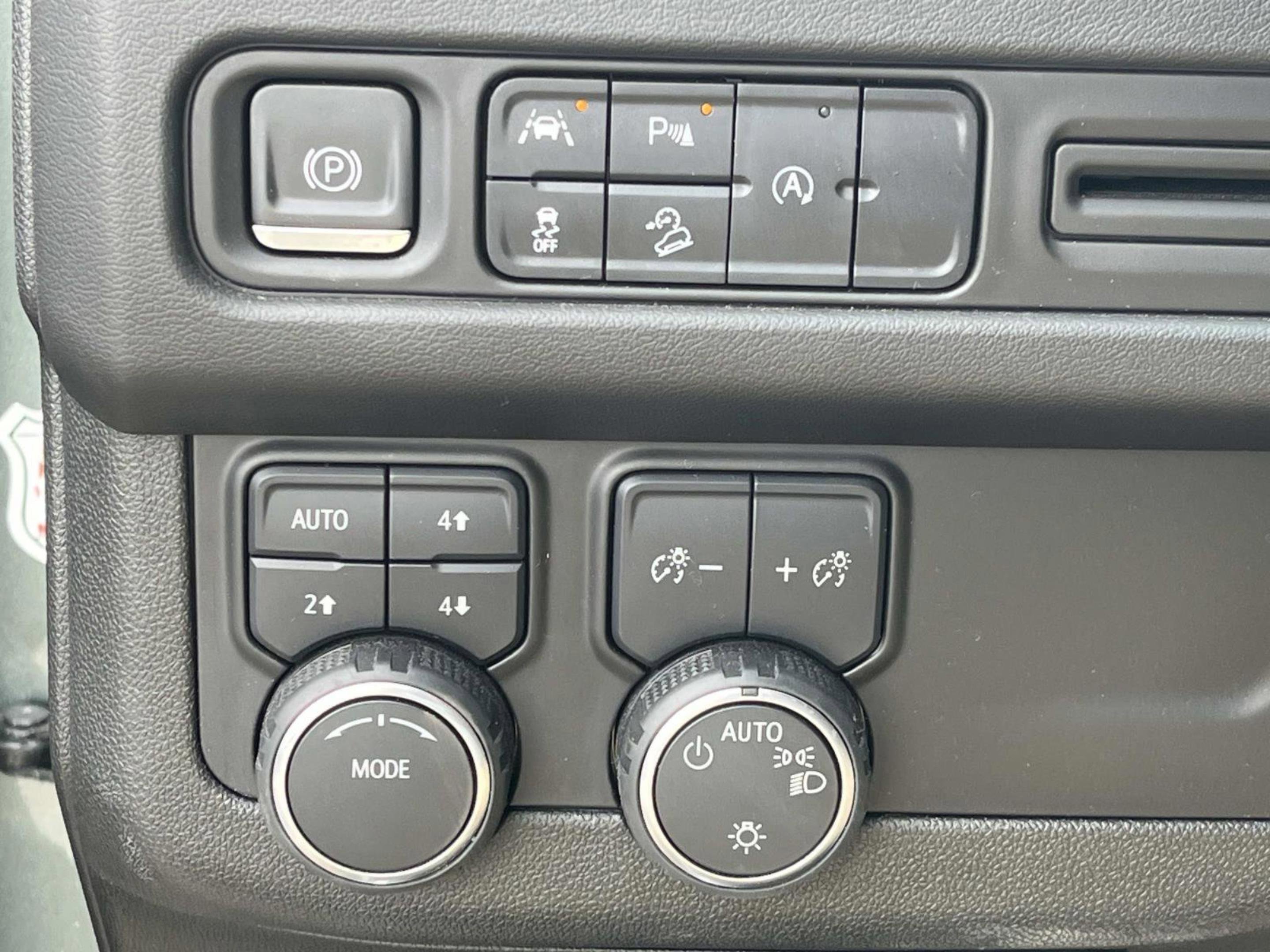 Used 2023 Chevrolet Suburban Premier AWD/4WD image 36