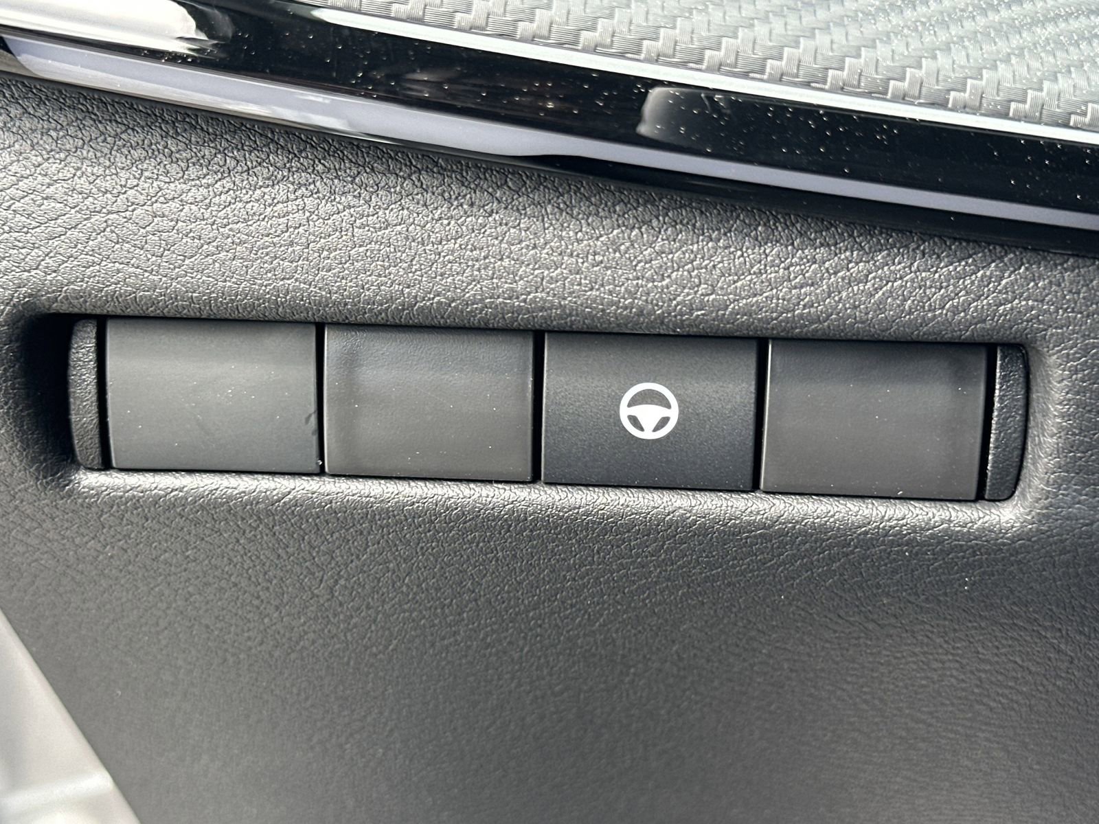 New 2025 Nissan Kicks SR image 15