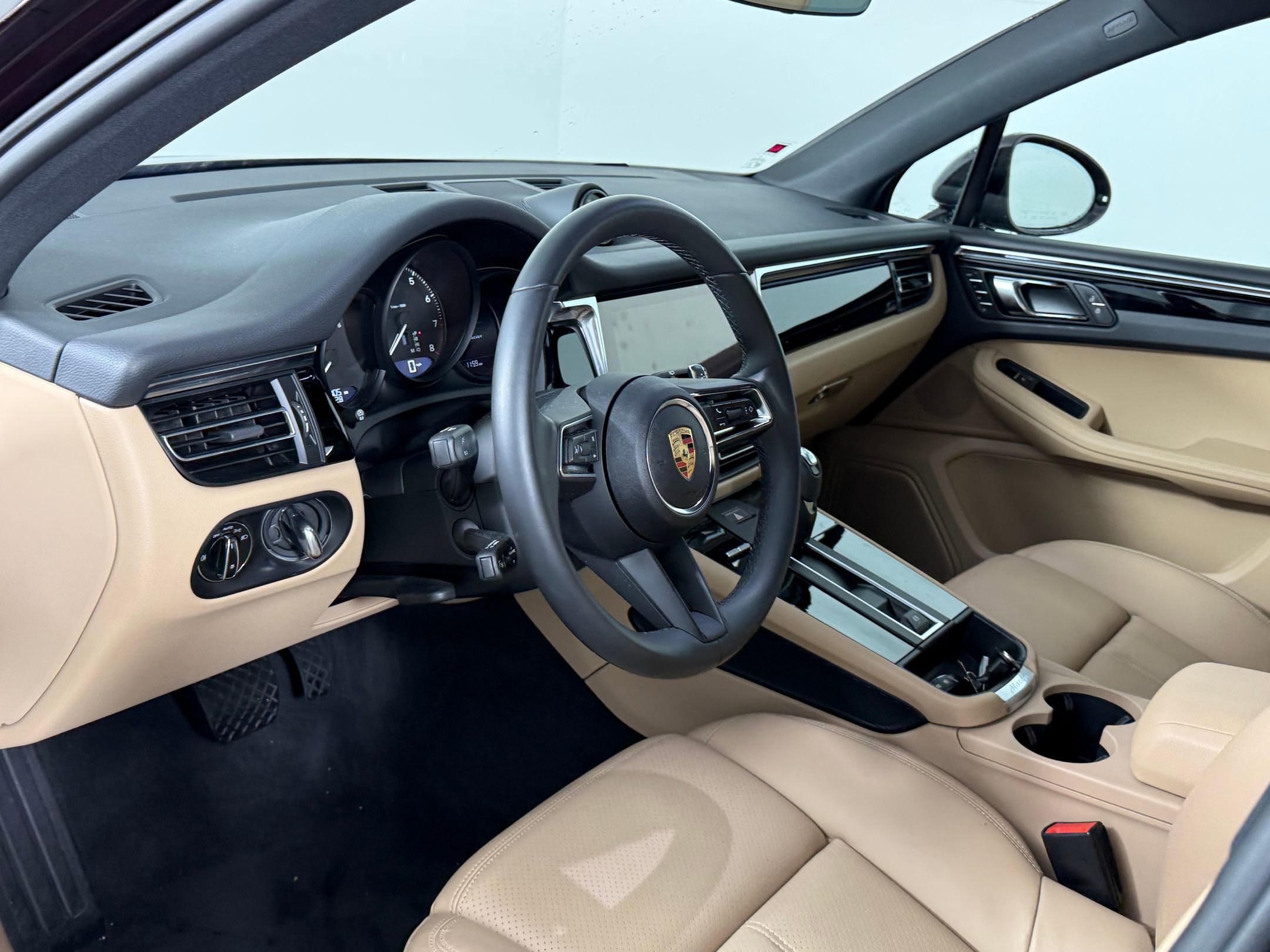 New 2025 Porsche Macan image 4