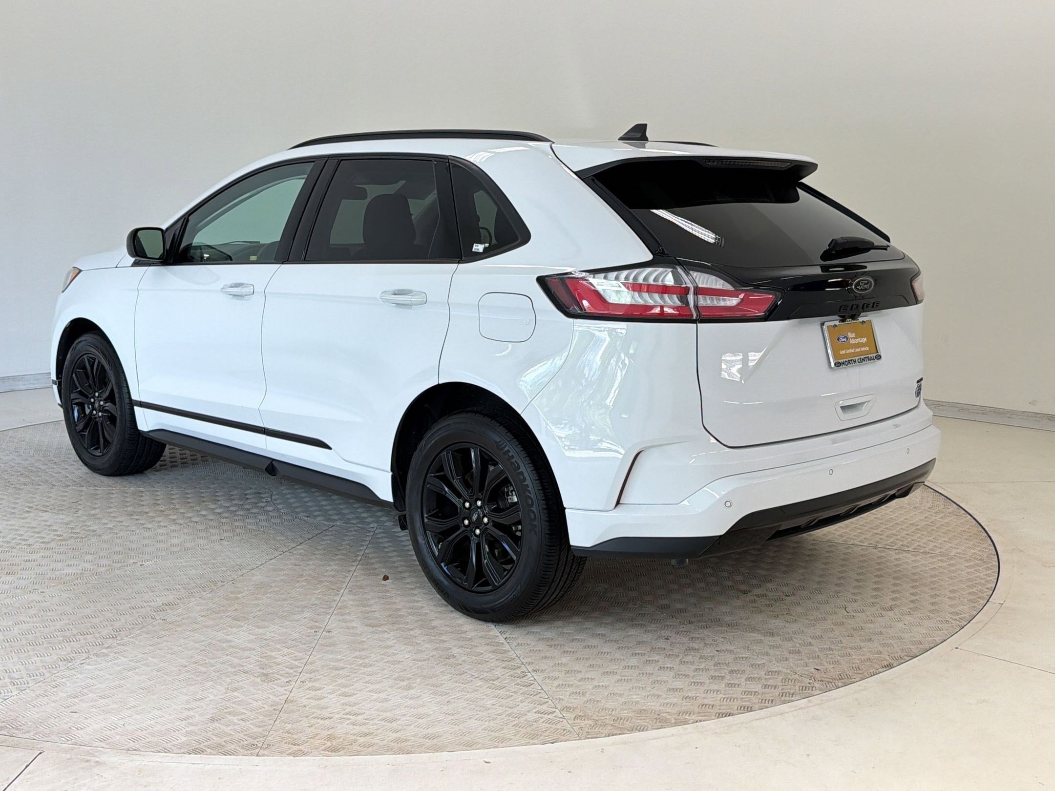Certified 2024 Ford Edge SE w/ Black Appearance Package image 3