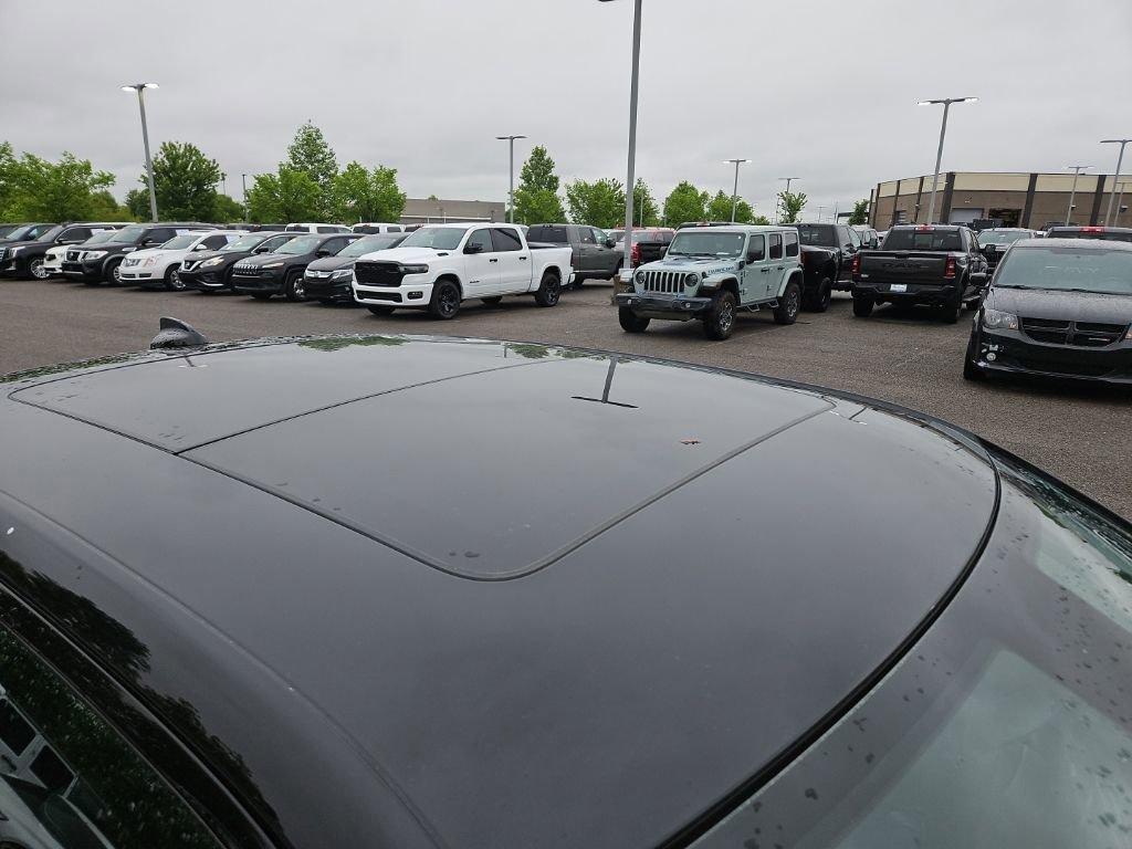 Used 2022 Chrysler 300 S w/ Comfort Group RWD image 9