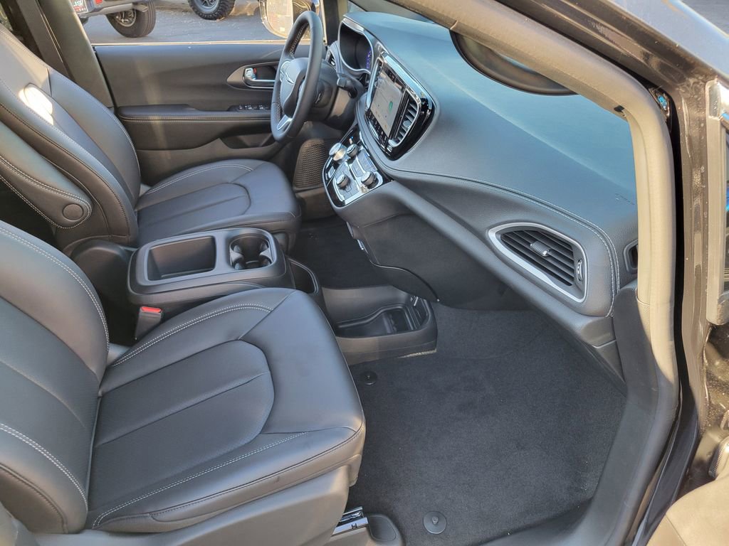 New 2026 Chrysler Pacifica Select FWD image 16