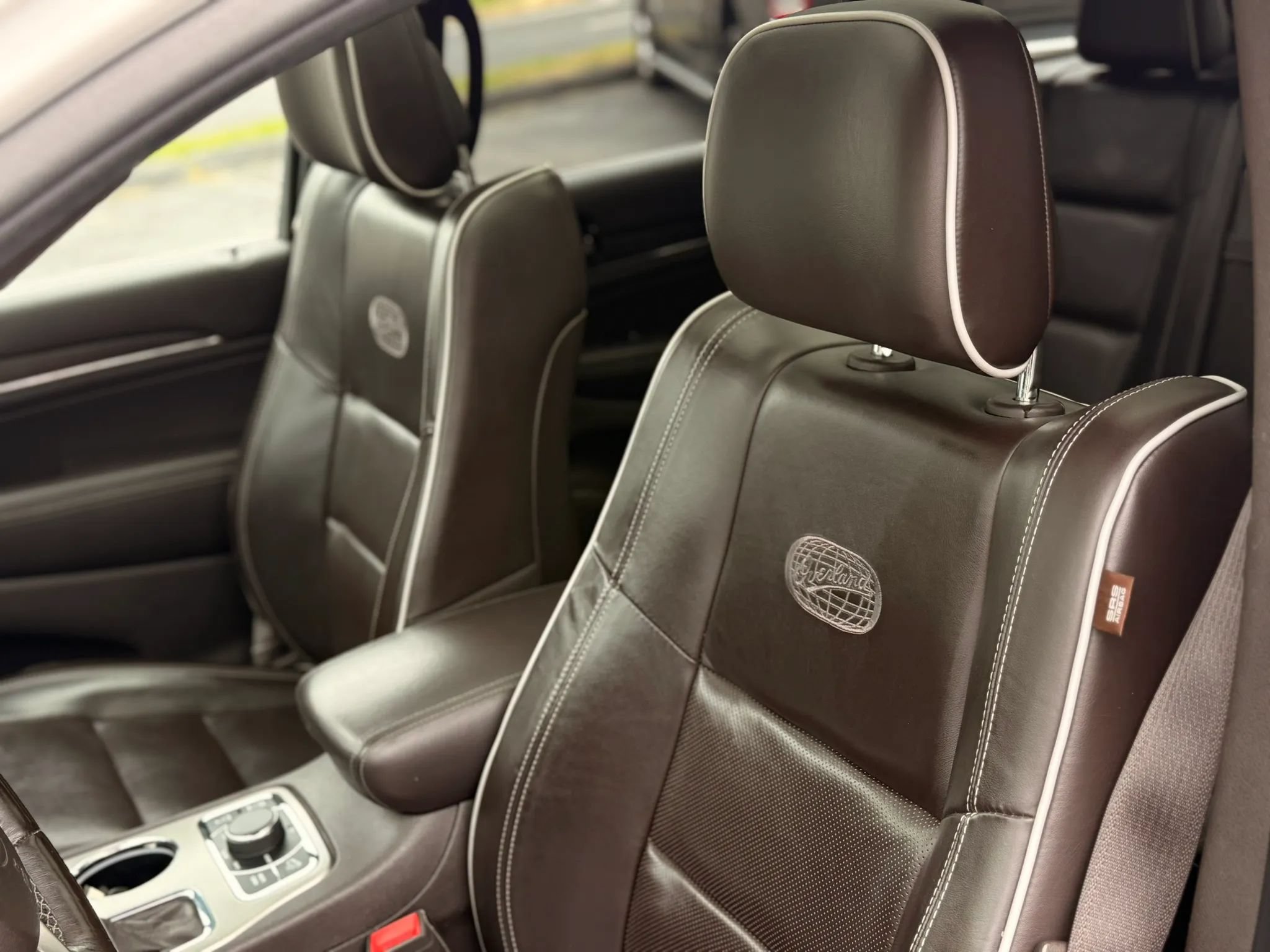Used 2019 Jeep Grand Cherokee Overland AWD/4WD image 10