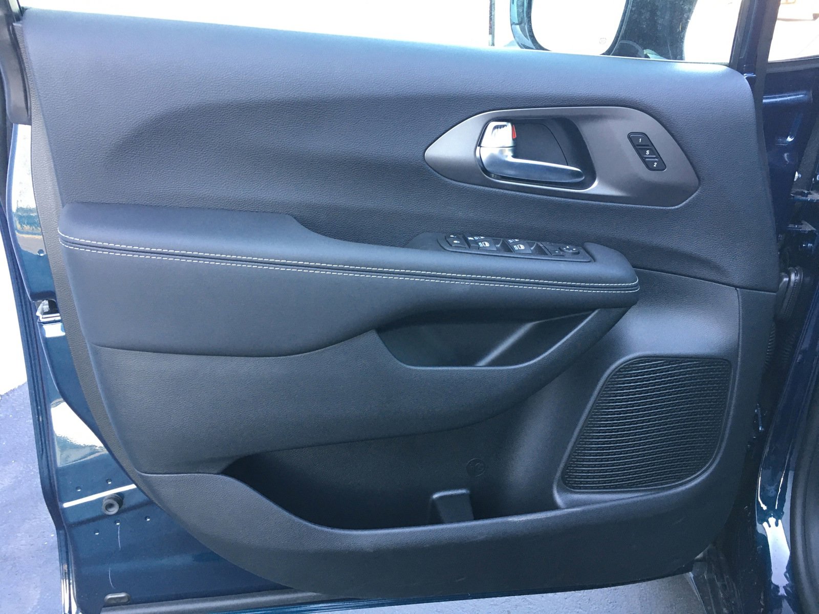 New 2025 Chrysler Pacifica Select image 9