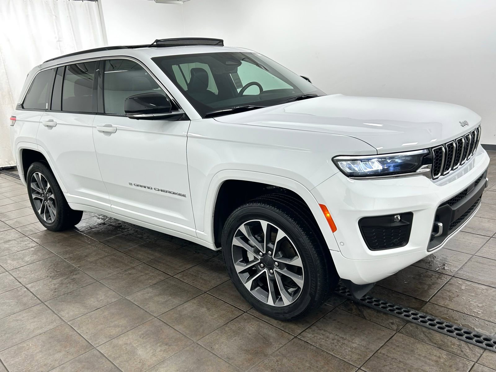 Used 2024 Jeep Grand Cherokee Overland w/ Adv Protech Group III image 6