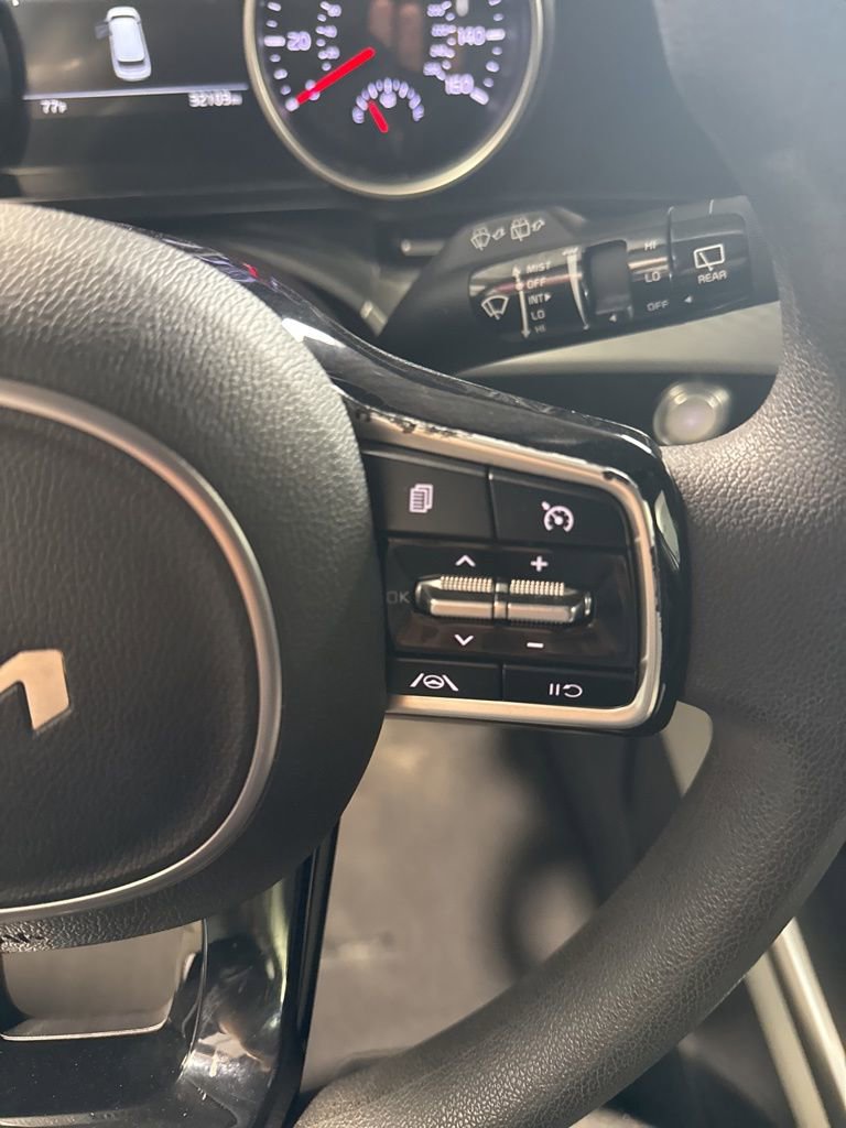 Used 2022 Kia Carnival LX image 31