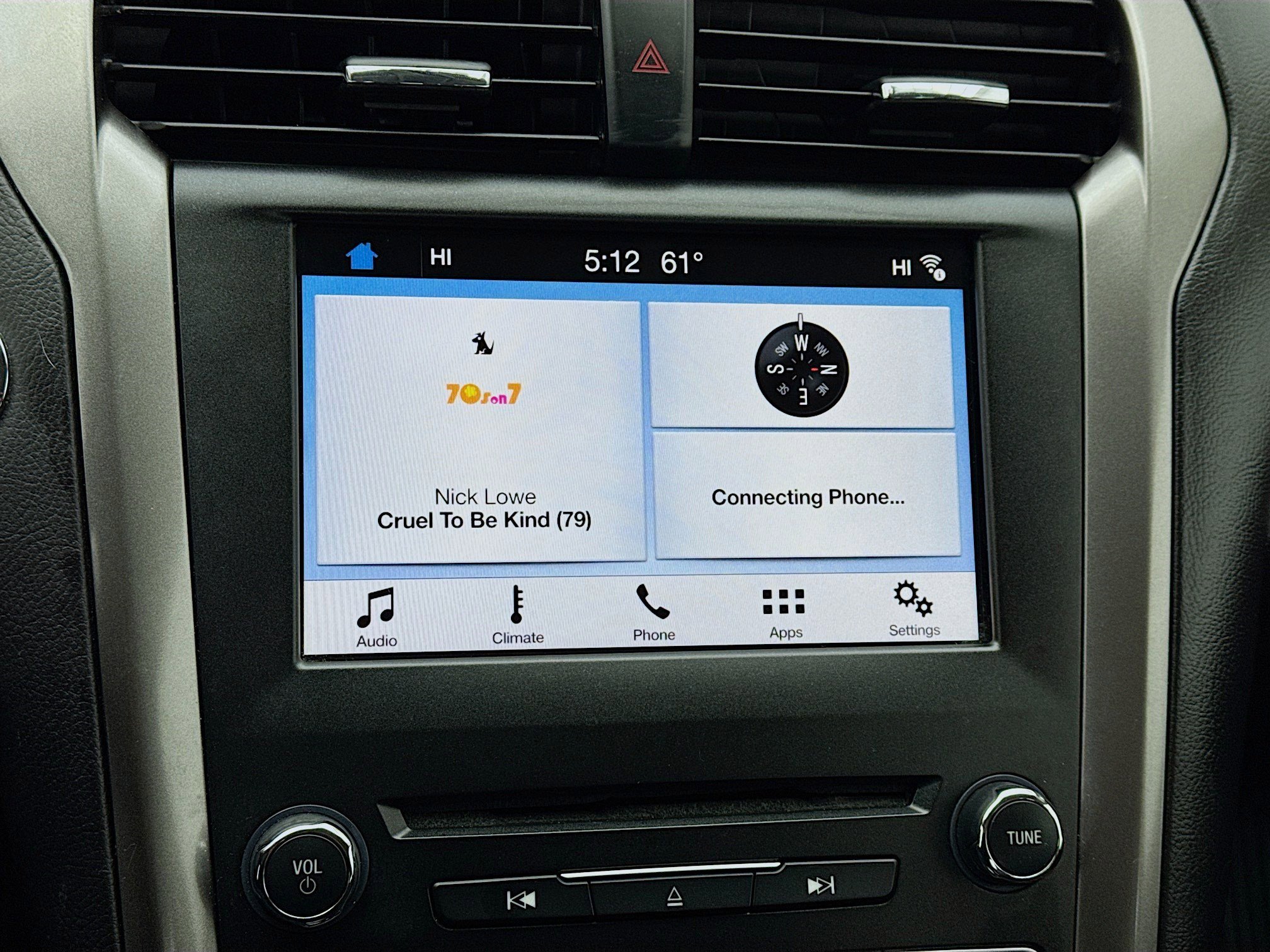 Used 2017 Ford Fusion SE w/ Fusion SE Technology Package image 9