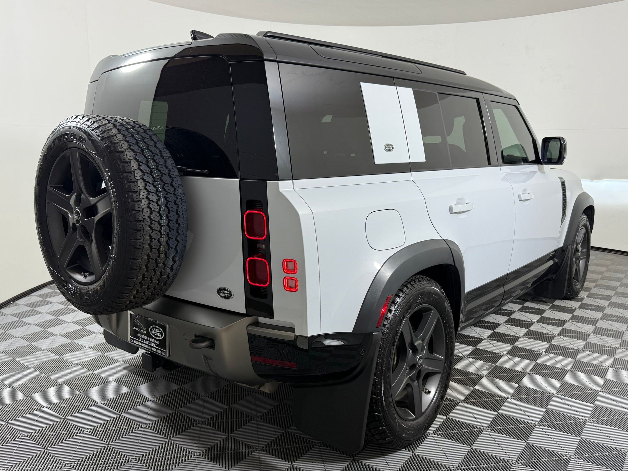 Used 2021 Land Rover Defender 110 X-Dynamic SE AWD/4WD image 9