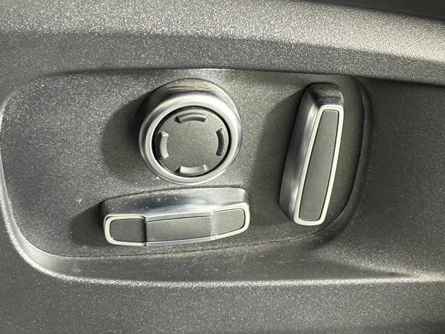 Used 2025 Land Rover Defender 130 X-Dynamic SE AWD/4WD image 24