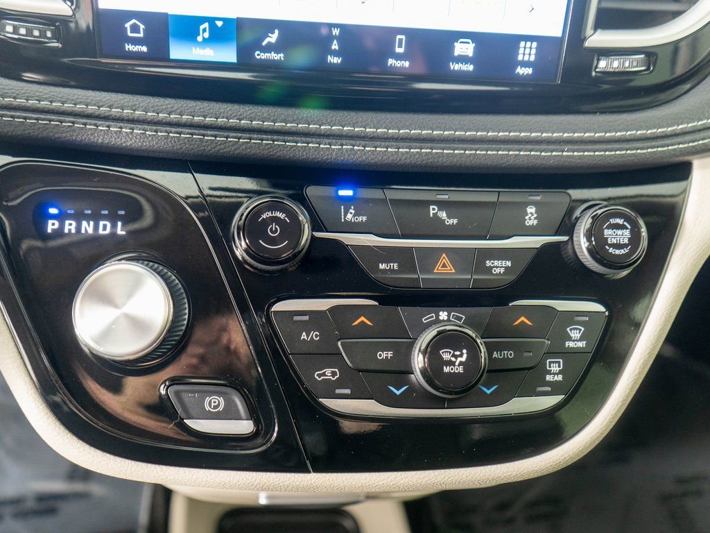 Used 2024 Chrysler Pacifica Select image 19