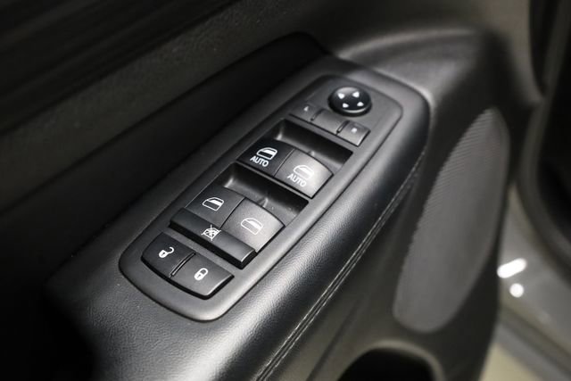 Used 2019 Jeep Grand Cherokee Altitude image 17