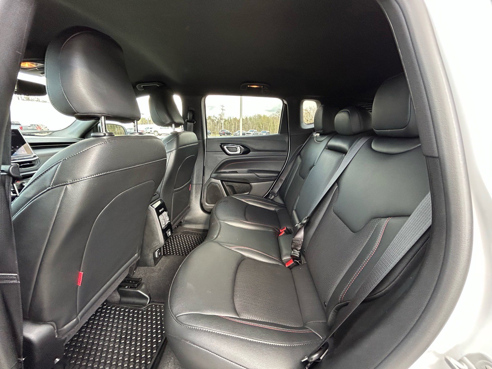 Used 2025 Jeep Compass Trailhawk AWD/4WD image 6