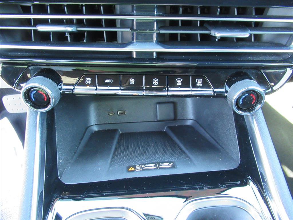 Used 2025 Chevrolet Traverse LT image 28