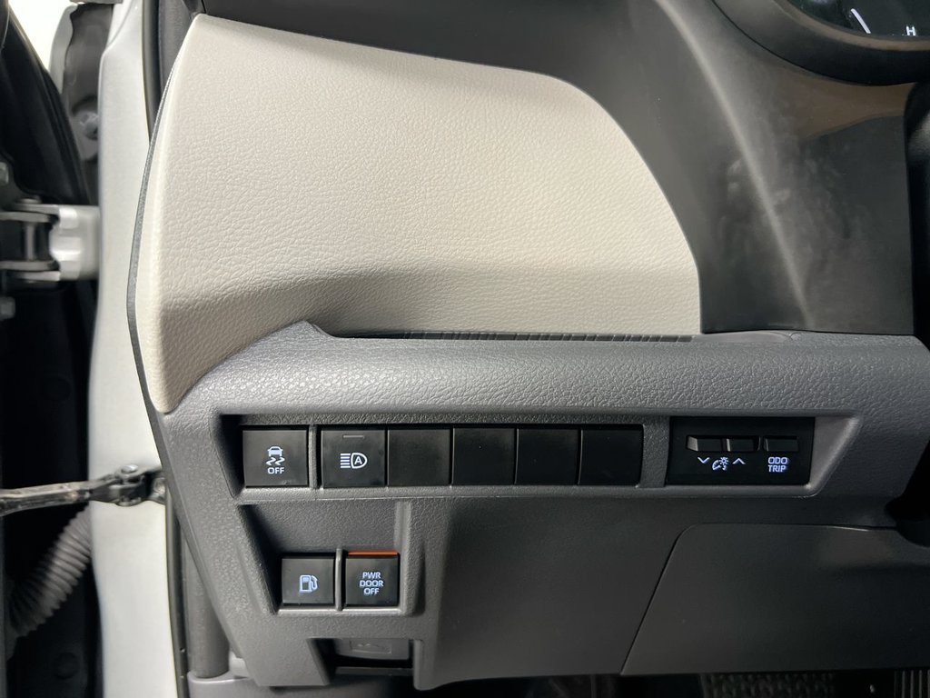 Used 2023 Toyota Sienna XLE AWD/4WD image 18