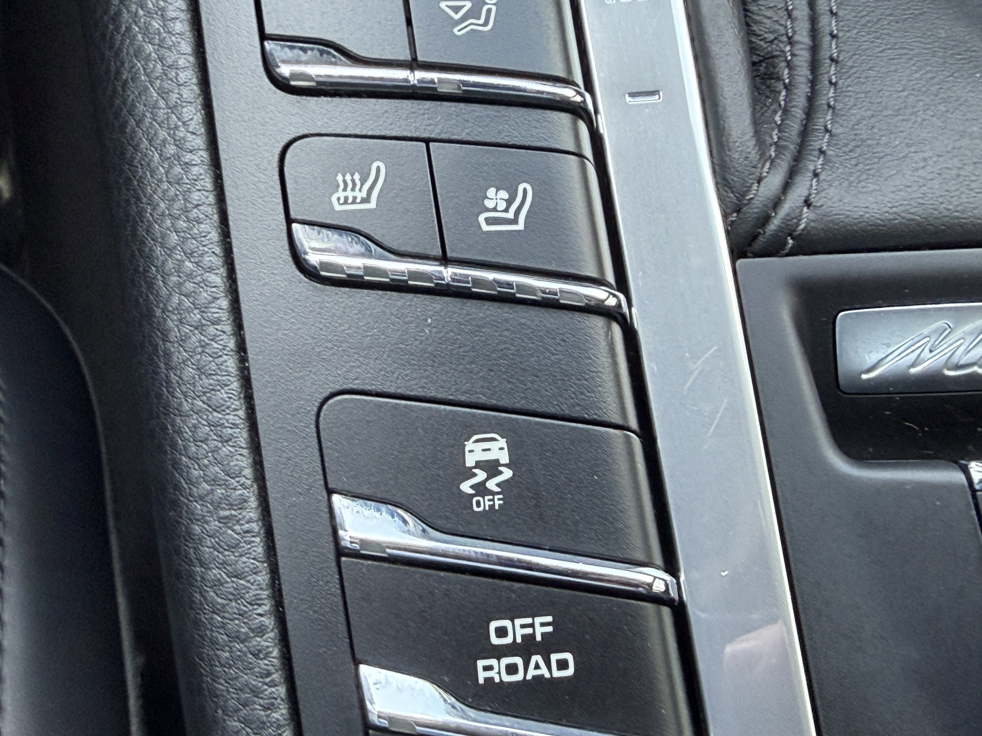 Certified 2020 Porsche Macan S AWD/4WD image 32