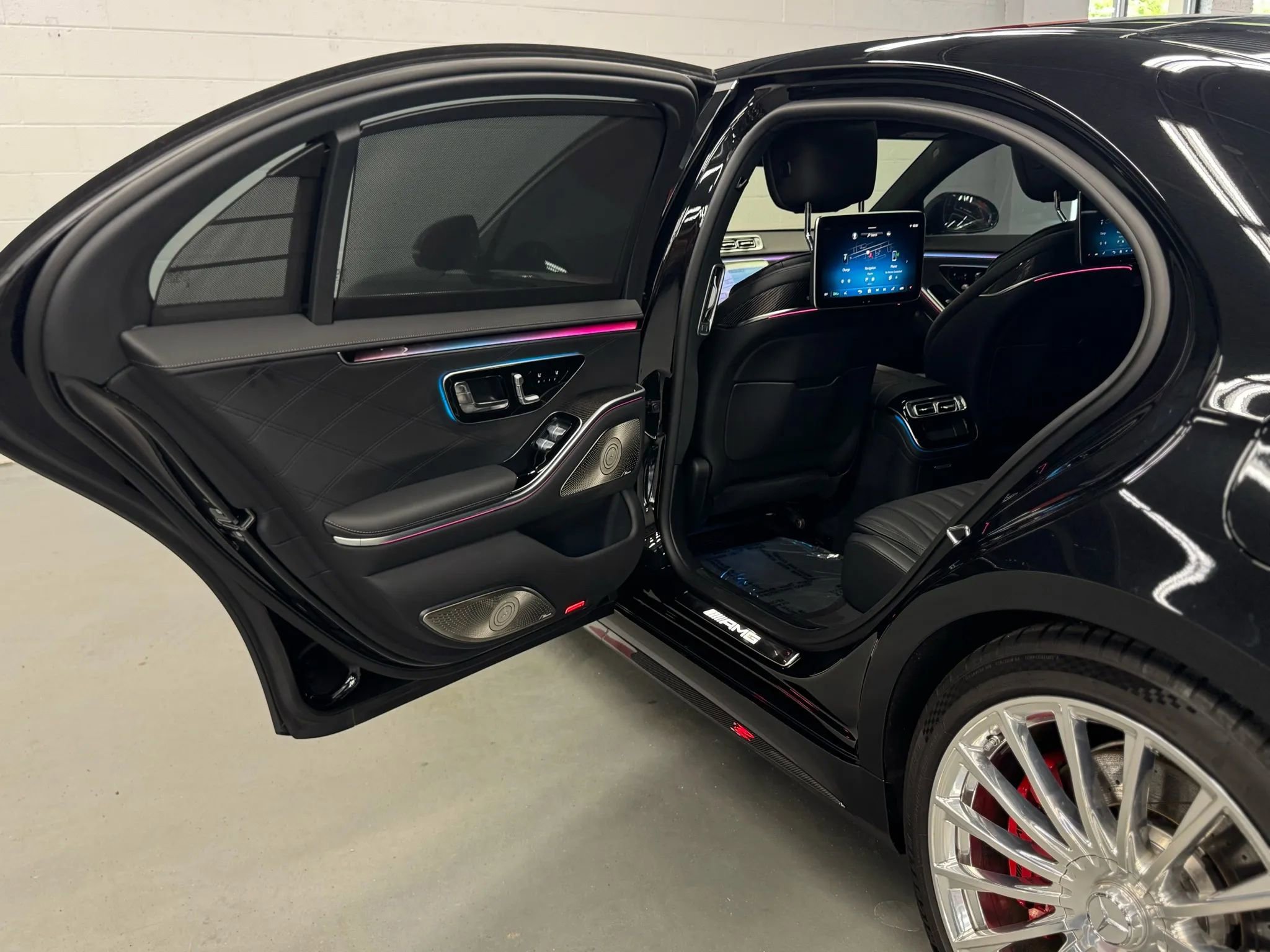 Used 2024 Mercedes-Benz S 63 AMG S w/ Carbon Fiber Exterior Package image 49