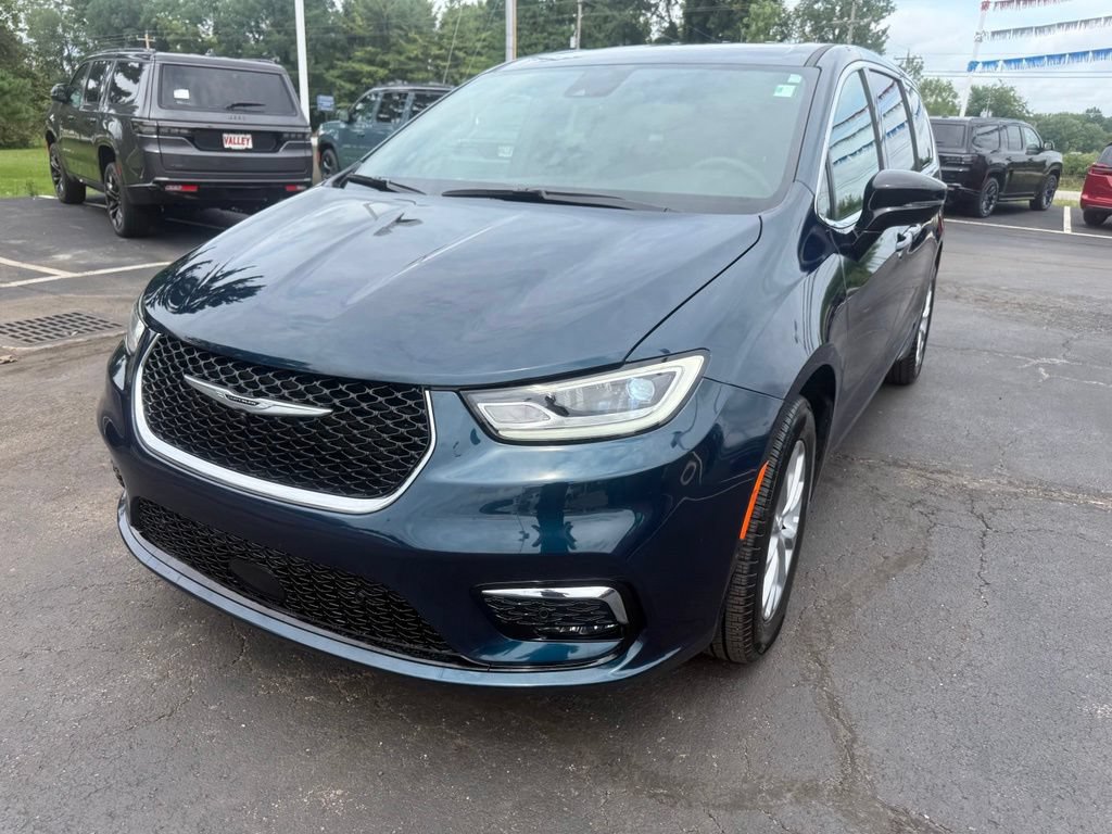 Used 2025 Chrysler Pacifica Select w/ Uconnect Theater Family Group AWD/4WD image 9
