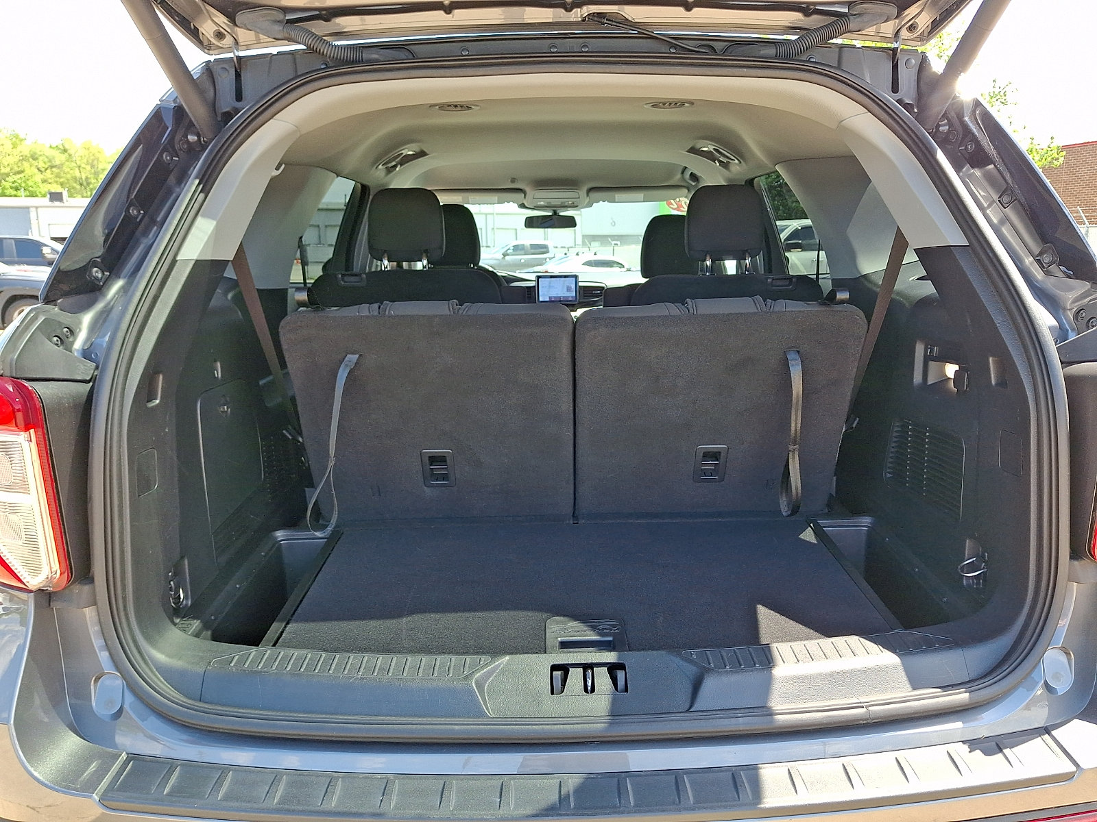 Used 2022 Ford Explorer XLT w/ Class IV Trailer Tow Package AWD/4WD image 30