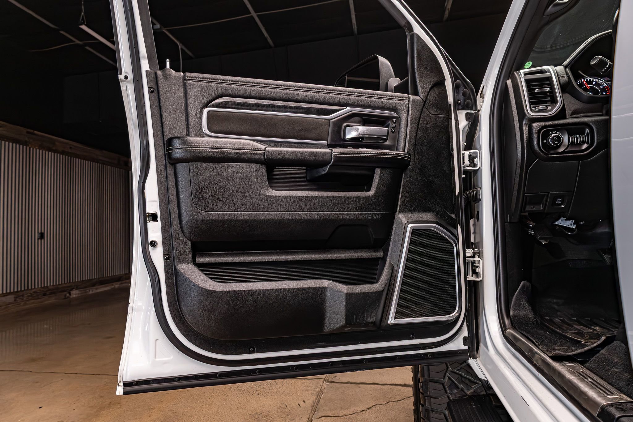 Used 2022 RAM 2500 Laramie w/ Night Edition image 30