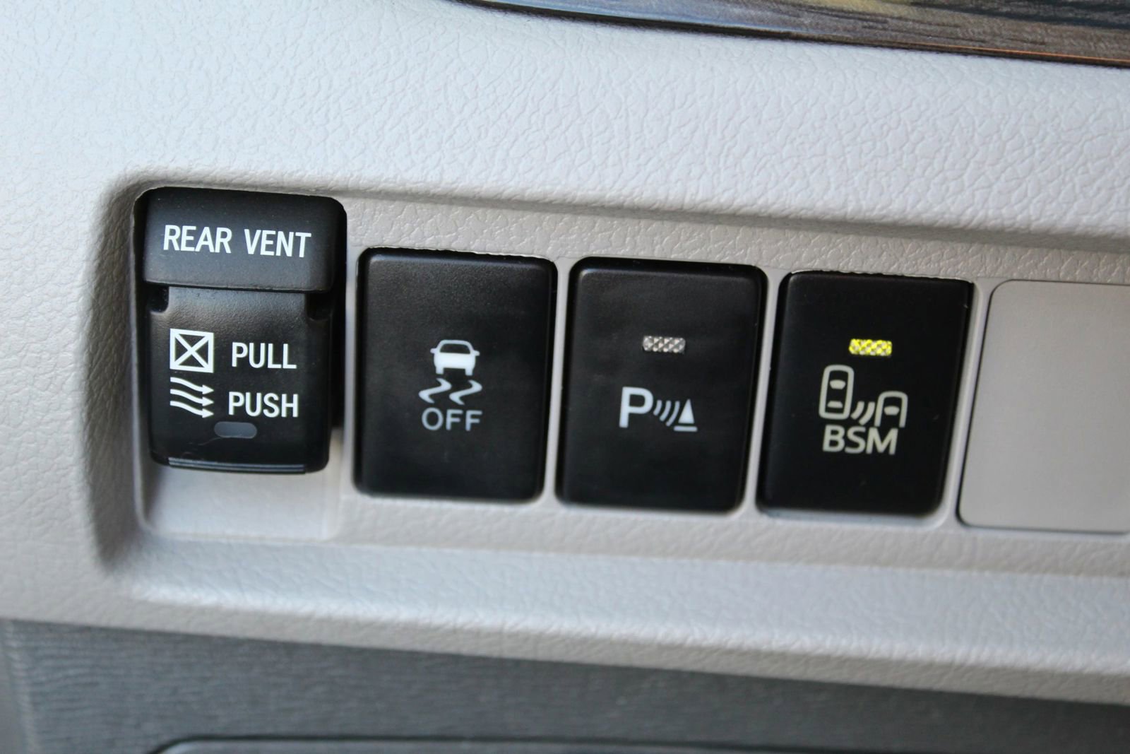 Used 2015 Toyota Sienna XLE w/ XLE Navigation Package FWD image 30
