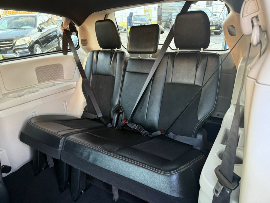 Used 2020 Dodge Grand Caravan SXT image 11