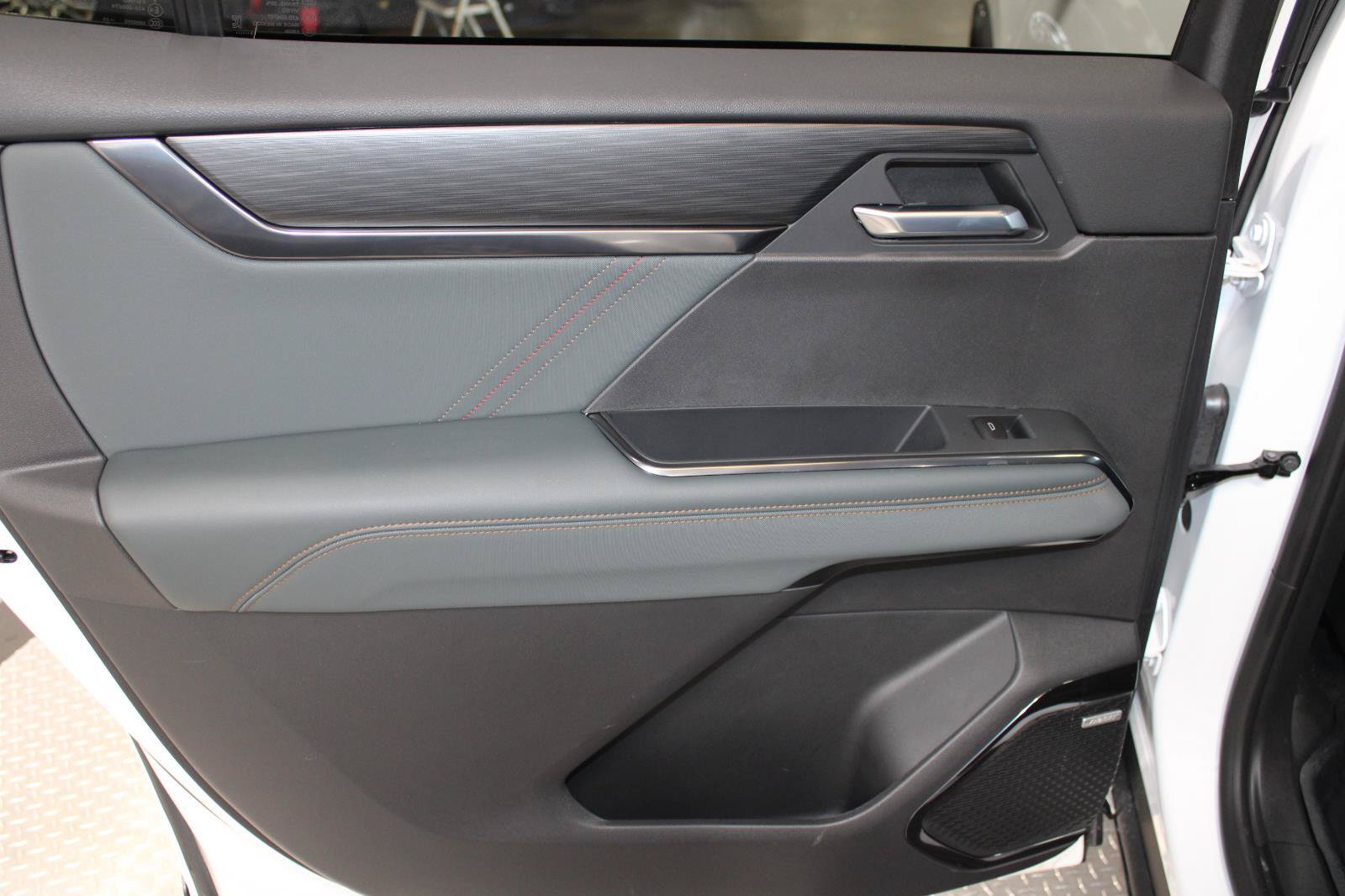 Used 2026 GMC Acadia AT4 w/ Luxury Package AWD/4WD image 25