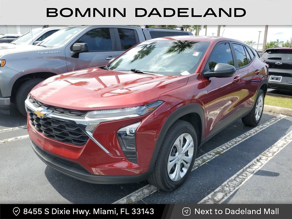 Used 2025 Chevrolet Trax LS image 2