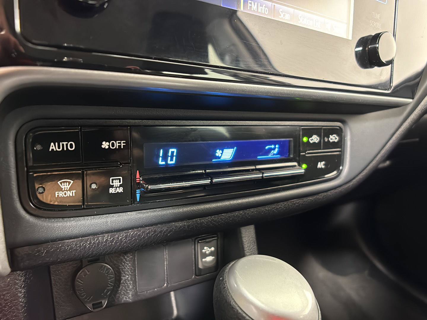 Used 2018 Toyota Corolla LE FWD image 32