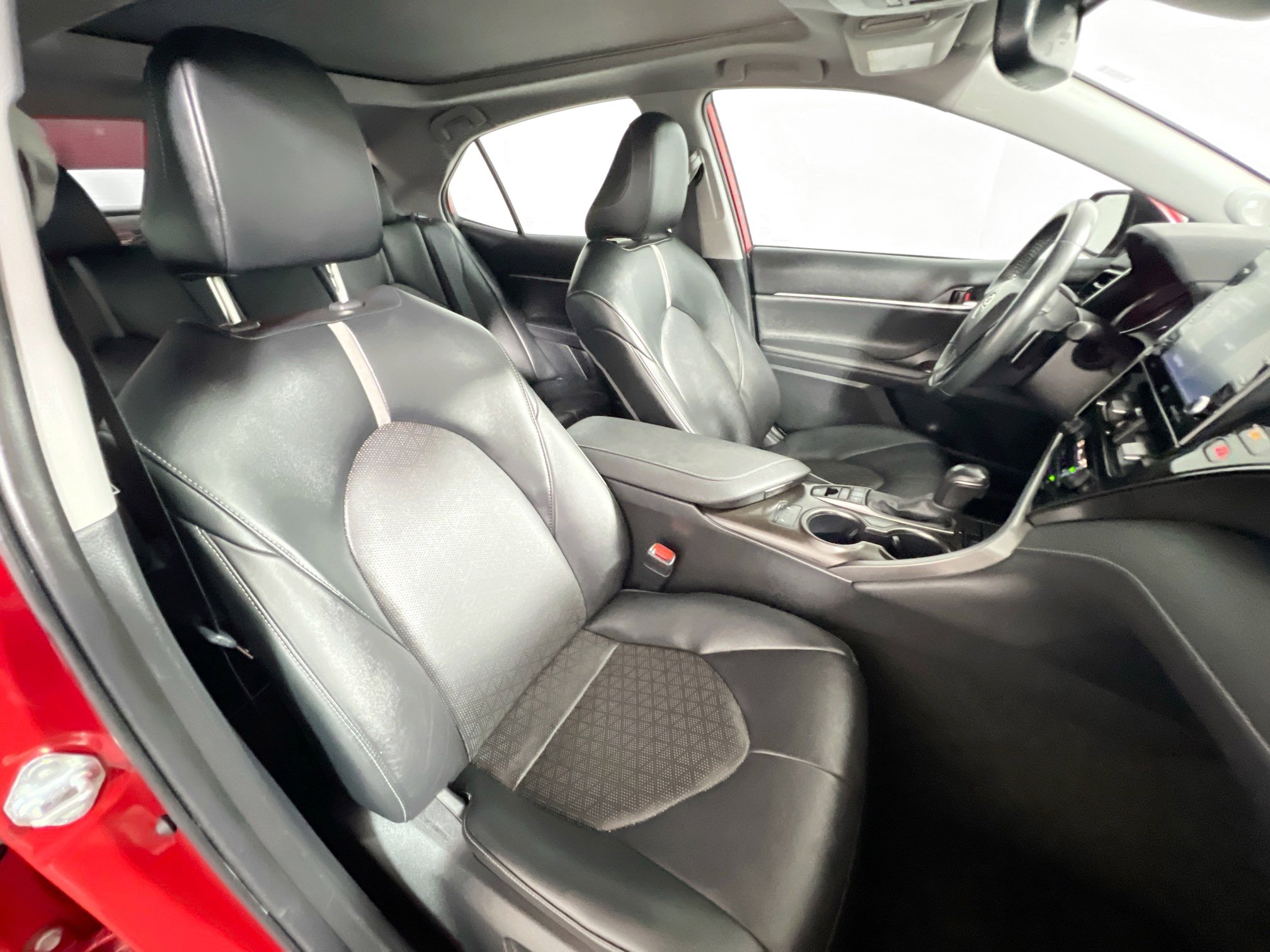 Used 2022 Toyota Camry XSE image 31