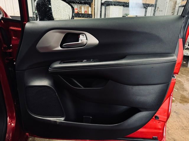 Used 2025 Chrysler Pacifica Limited FWD image 18