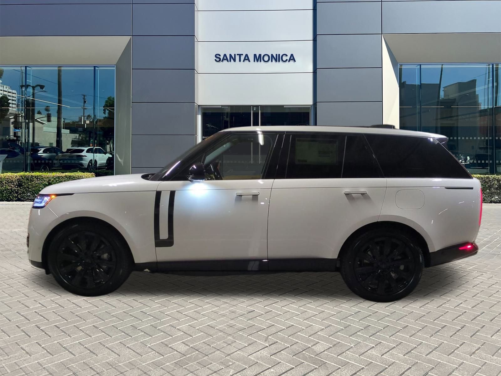New 2026 Land Rover Range Rover SE image 2