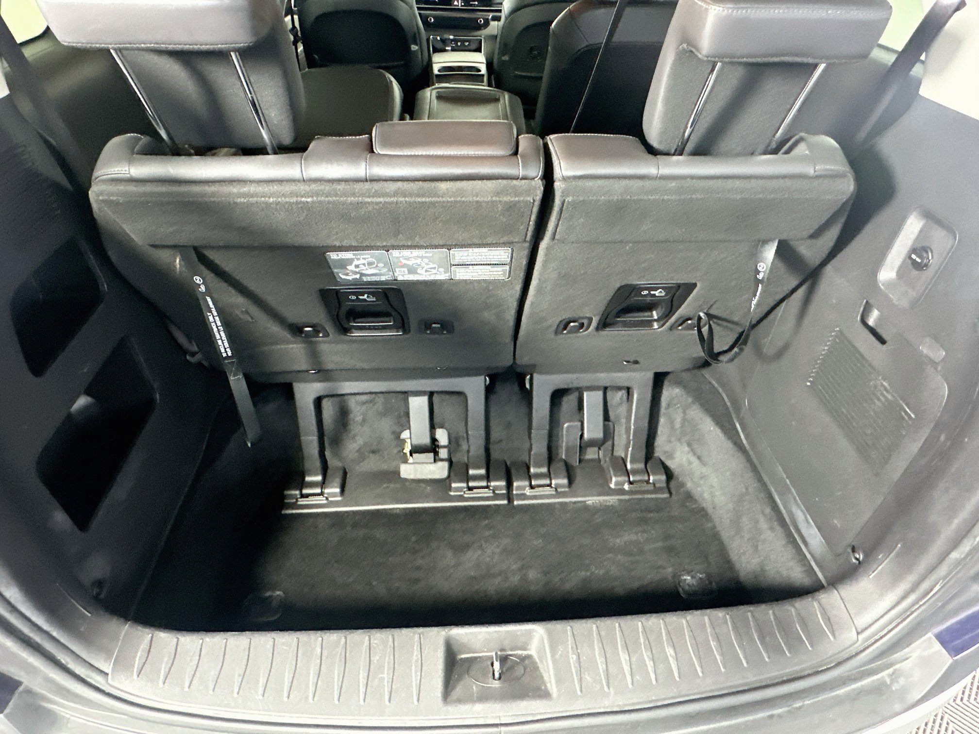 Used 2025 Kia Carnival FWD image 28