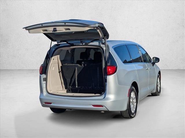 Used 2022 Chrysler Voyager LX image 5