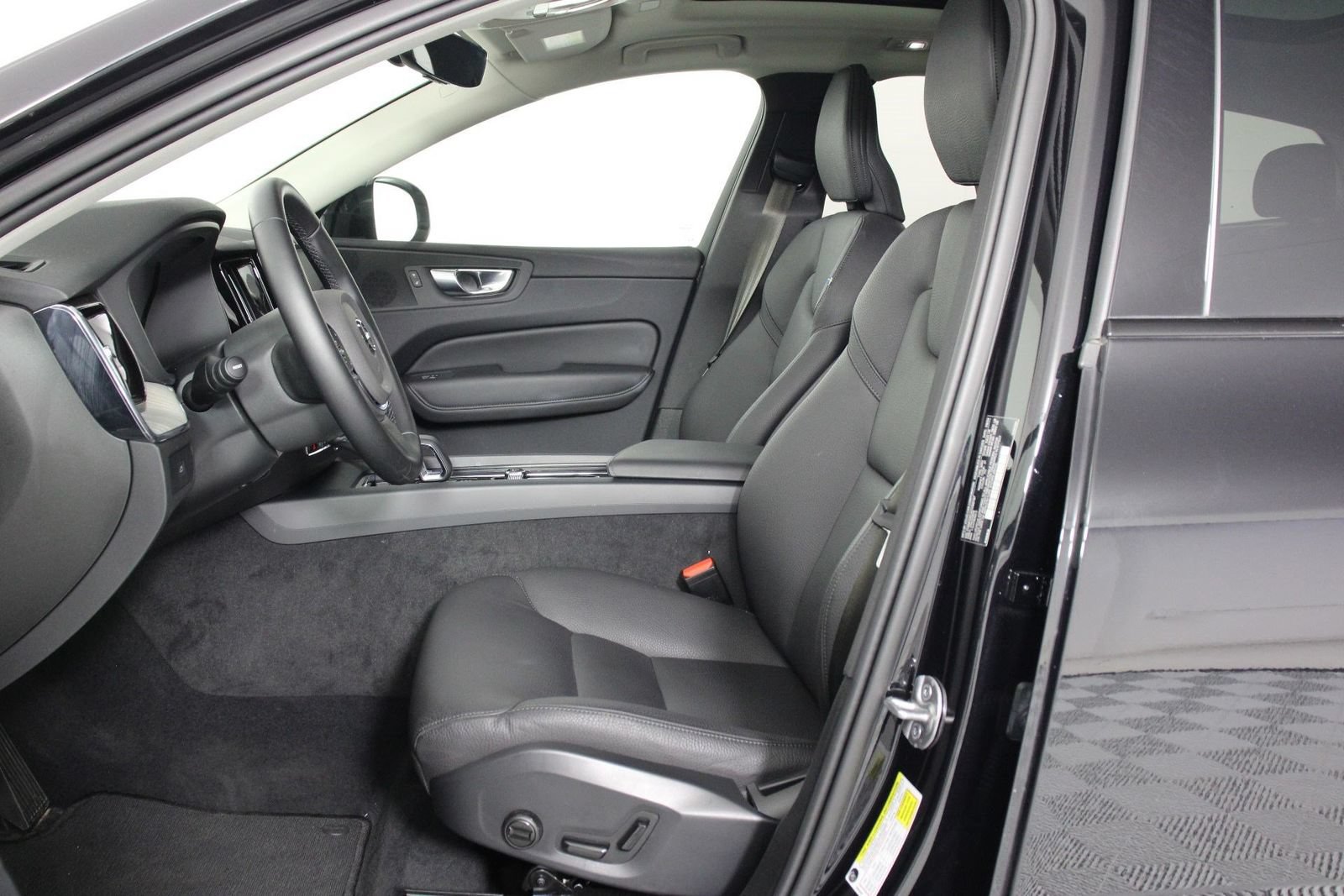 Certified 2025 Volvo XC60 B5 Plus AWD/4WD image 31
