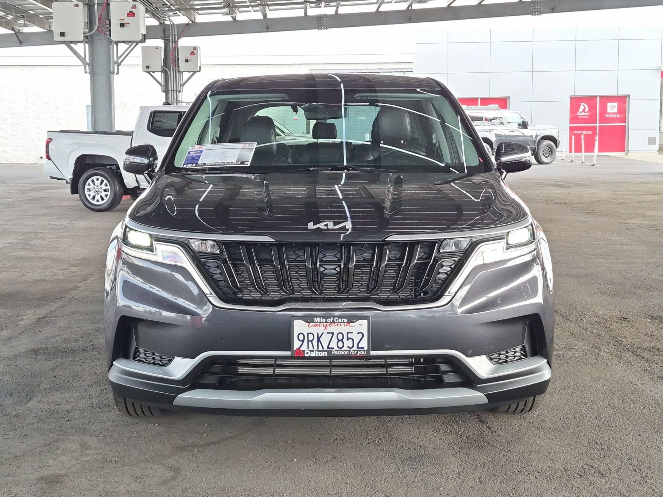 Used 2024 Kia Carnival LX FWD image 3