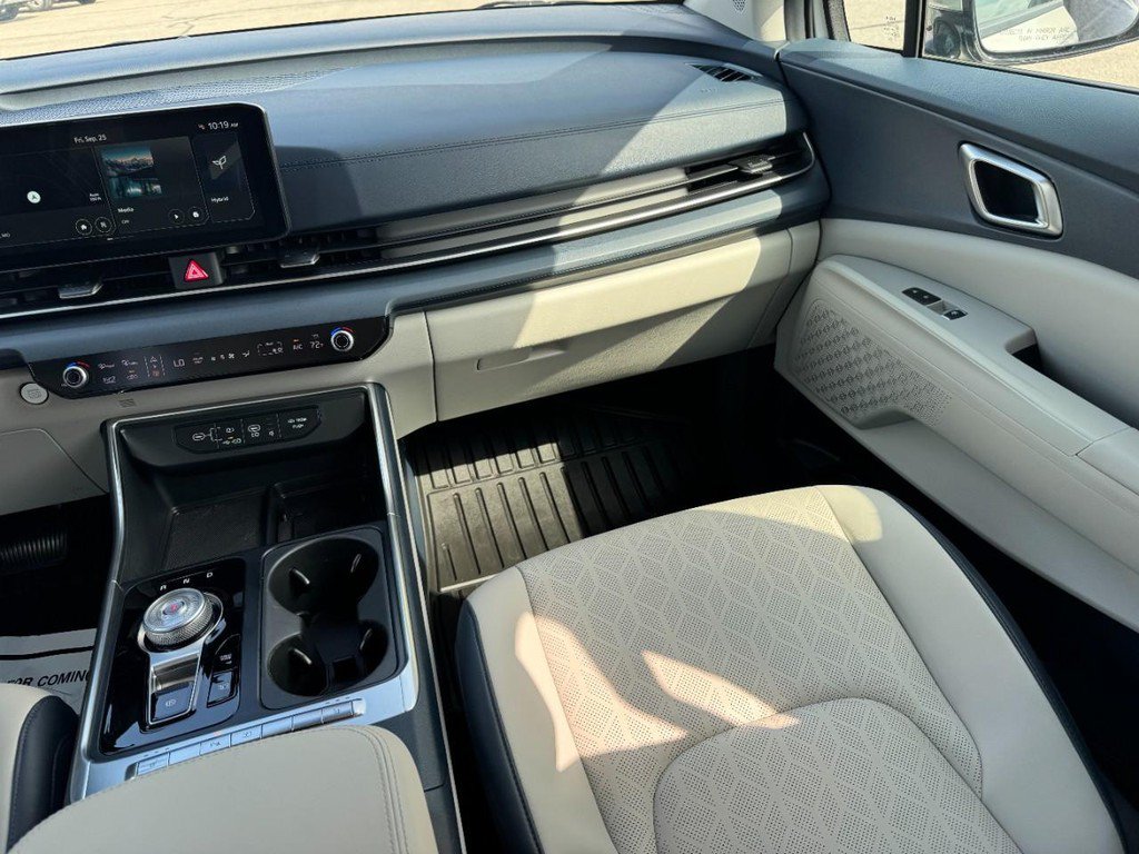Used 2025 Kia Carnival EX FWD image 19