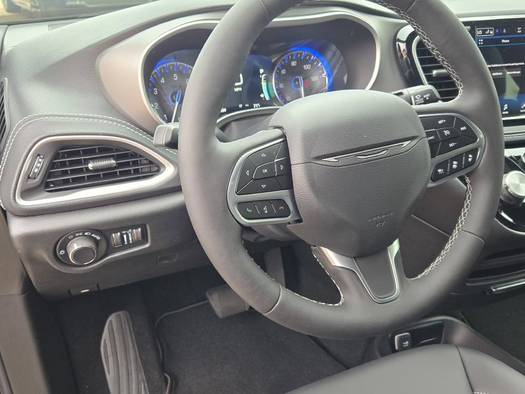 New 2027 Chrysler Pacifica Select FWD image 32