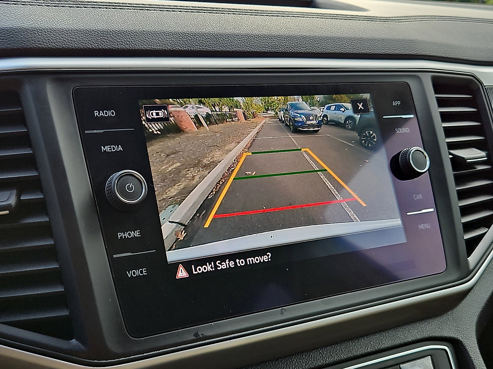 Used 2021 Volkswagen Atlas Cross Sport SE image 17