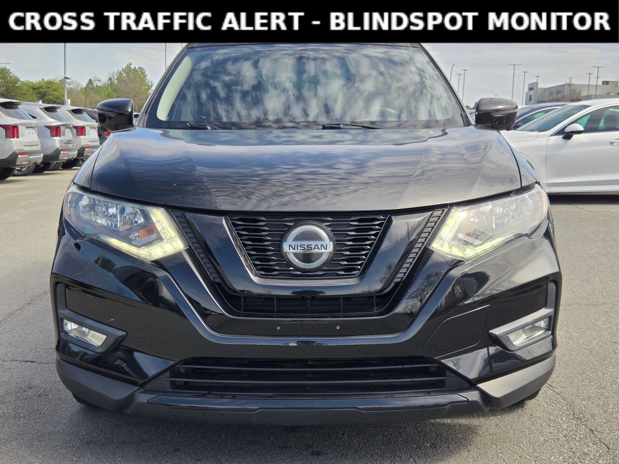 Used 2018 Nissan Rogue SV w/ Premium Package image 2